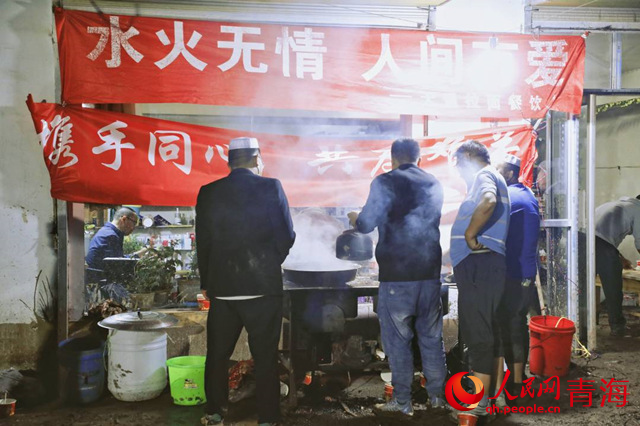 愛心餐點上熱騰騰的牛肉面即將出鍋。人民網(wǎng) 張皓芃攝