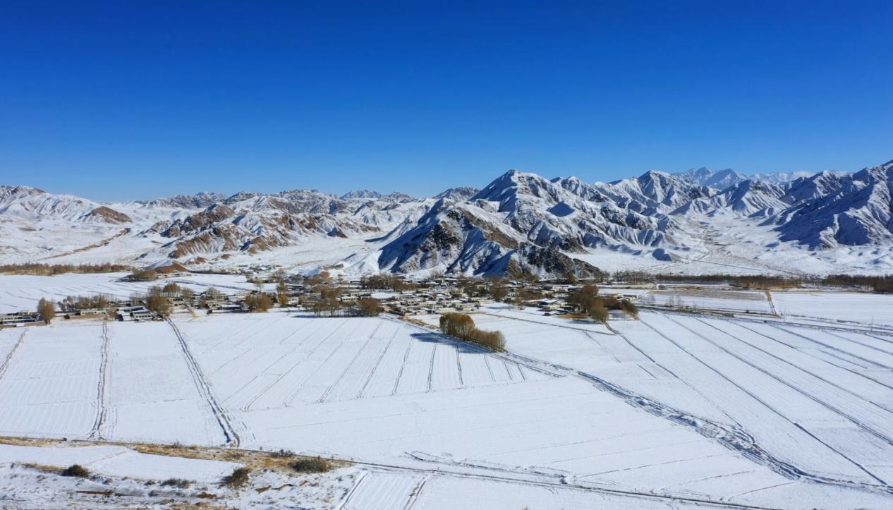 雪山與農(nóng)田。莫佳寅 先宮攝