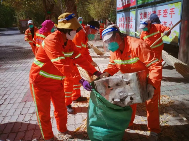 對城區(qū)進(jìn)行環(huán)境衛(wèi)生保潔工作。格爾木市委宣傳部供圖