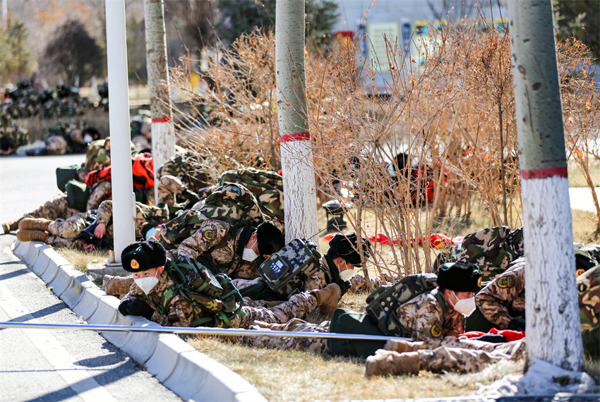 官兵正在進(jìn)行防空襲緊急避險。羅元凱攝