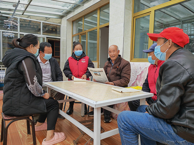 11月11日湟水新聲宣講團在攔隆口鎮(zhèn)卡陽村農(nóng)戶家中進行宣講。湟中區(qū)委宣傳部供圖