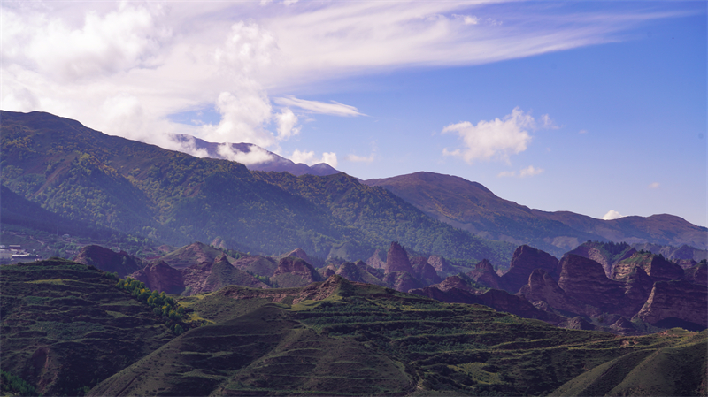 丹霞群峰。羊格東智攝