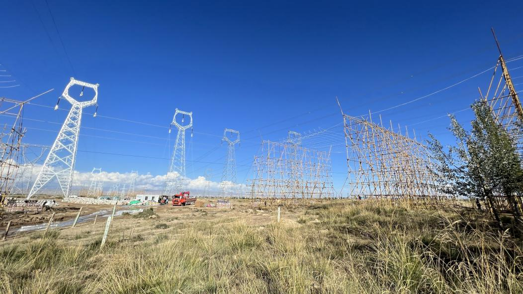 330千伏塔拉—宗日輸電線路跨越海南光伏產業(yè)園區(qū)公路施工現(xiàn)場。汪曉剛攝