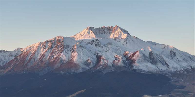 日照金山。包雷攝