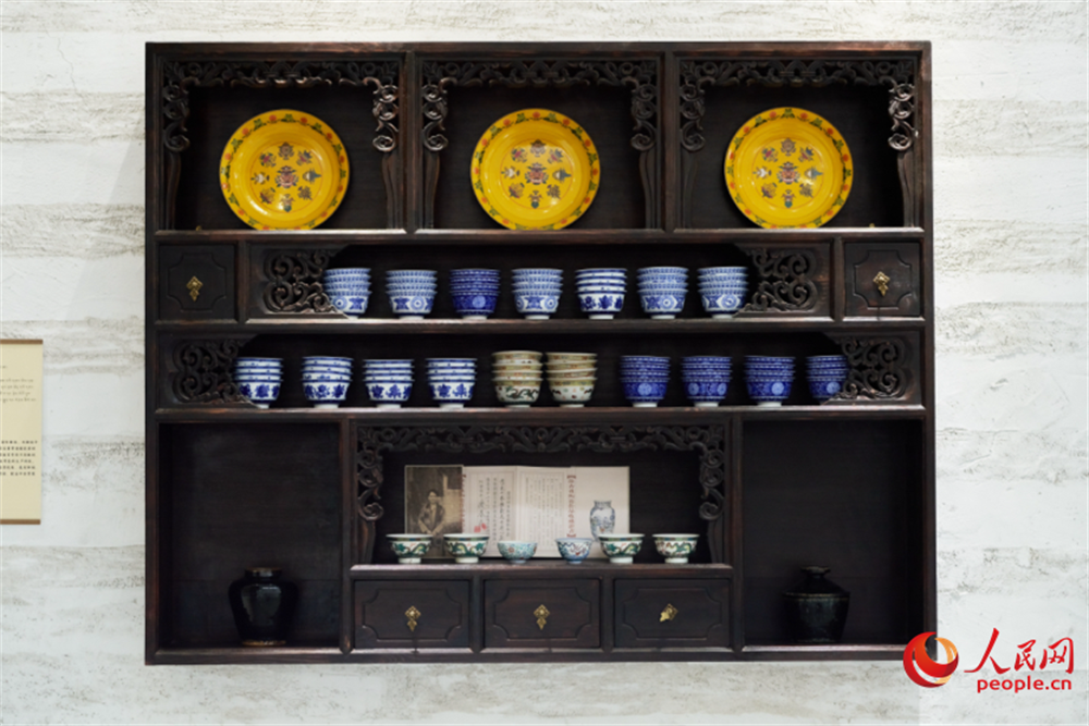 “同倉”體驗(yàn)館內(nèi)展示的景德鎮(zhèn)陶瓷，不少藏族民居的櫥柜中會擺放景德鎮(zhèn)瓷器。人民網(wǎng)記者 馬天翼