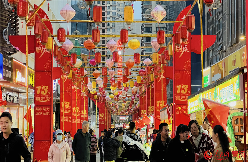 西寧市城西區(qū)力盟商業(yè)步行街節(jié)日氛圍濃厚。人民網(wǎng) 顧斐菲攝