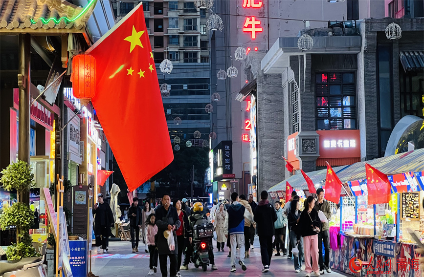 西寧市城西區(qū)力盟商業(yè)步行街整齊劃一的攤位。人民網(wǎng) 顧斐菲攝