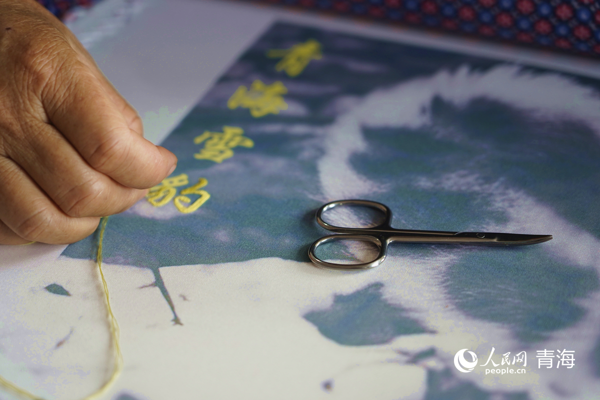 撒拉族婦女正在刺繡。人民網(wǎng)記者 楊啟紅攝