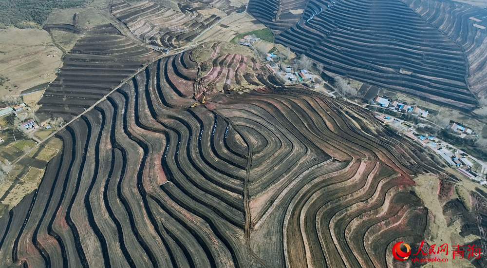 大通縣青山鄉(xiāng)紅泉村坡耕地實(shí)現(xiàn)“梯田化”。人民網(wǎng) 陳明菊攝