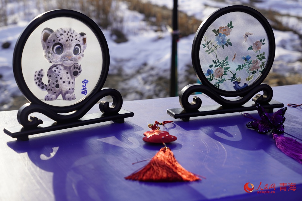 文創(chuàng)產(chǎn)品展銷。人民網(wǎng) 陳明菊攝