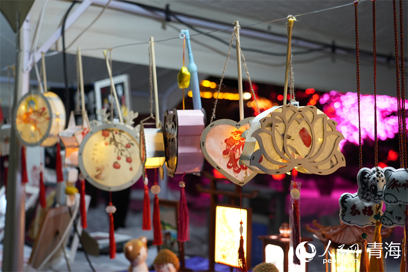 活動(dòng)現(xiàn)場(chǎng)的文創(chuàng)展。人民網(wǎng) 馬可欣攝