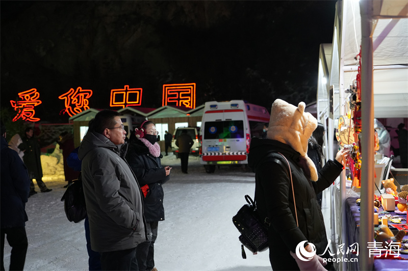 精美的文創(chuàng)展品引得游客駐足。人民網(wǎng) 馬可欣攝