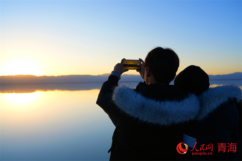 游客打卡拍照。人民網(wǎng) 況玉攝