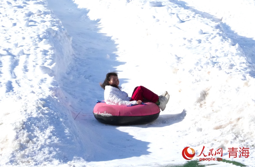 滑雪場(chǎng)游玩的游客。人民網(wǎng)記者 甘海瓊攝