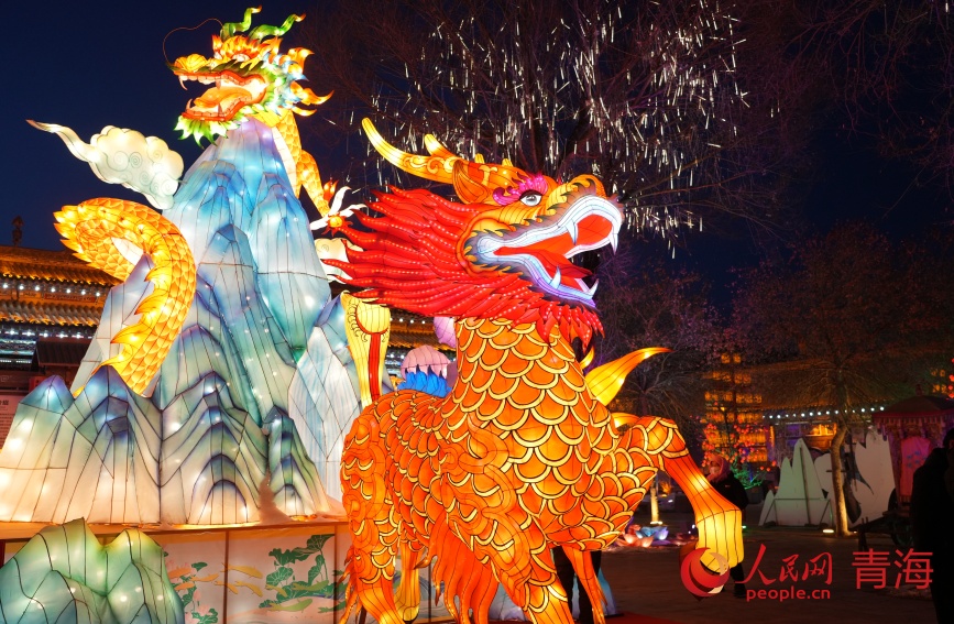 彩燈裝點夜間景區(qū)。人民網(wǎng)記者 甘海瓊攝