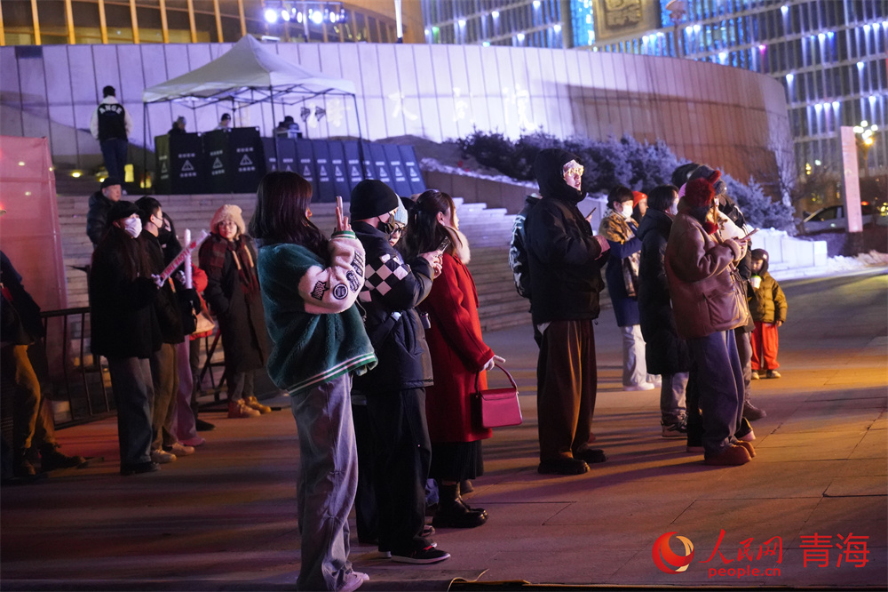 市民享受聽(tīng)覺(jué)盛宴。人民網(wǎng) 馬可欣攝