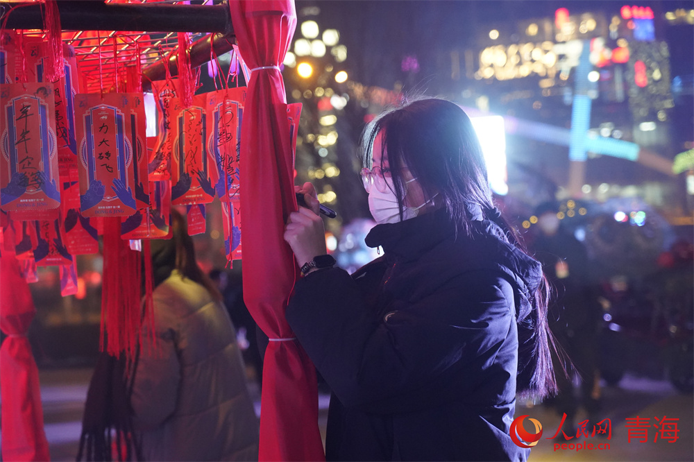 市民寫(xiě)下新年愿望。人民網(wǎng) 馬可欣攝