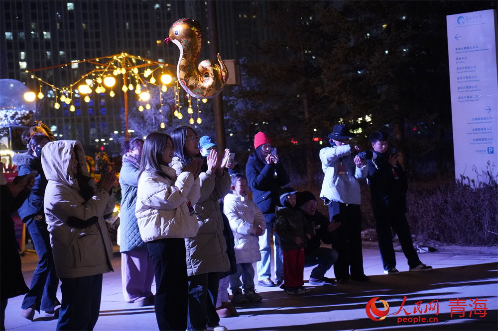 市民觀看演出后拍手叫好。人民網(wǎng) 馬可欣攝